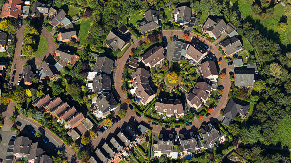 Als ortsansässiger spezialisierter Vermittler für Mehrfamilien­objekte in Gelsenkirchen und Umgebung kennen wir unsere Region und zeigen gern ihre schönsten Seiten: hier die Rundsiedlung in Gelsenkirchen Buer.