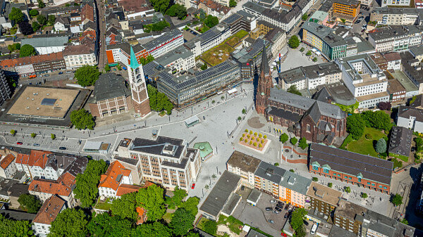 Die Lage bestimmt maßgeblich die Wertentwicklung von Rendite­immobilien. Als langjähriger Makler für Bestandsimmobilien im zentralen Ruhr­gebiet kennen wir die idealen Plätze unserer Region: hier den Heinrich-König-Platz in der City Gelsenkirchen.